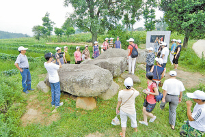 探秘大石墓。 涼山在線.jpg